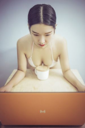 春潮灿漫海棠红